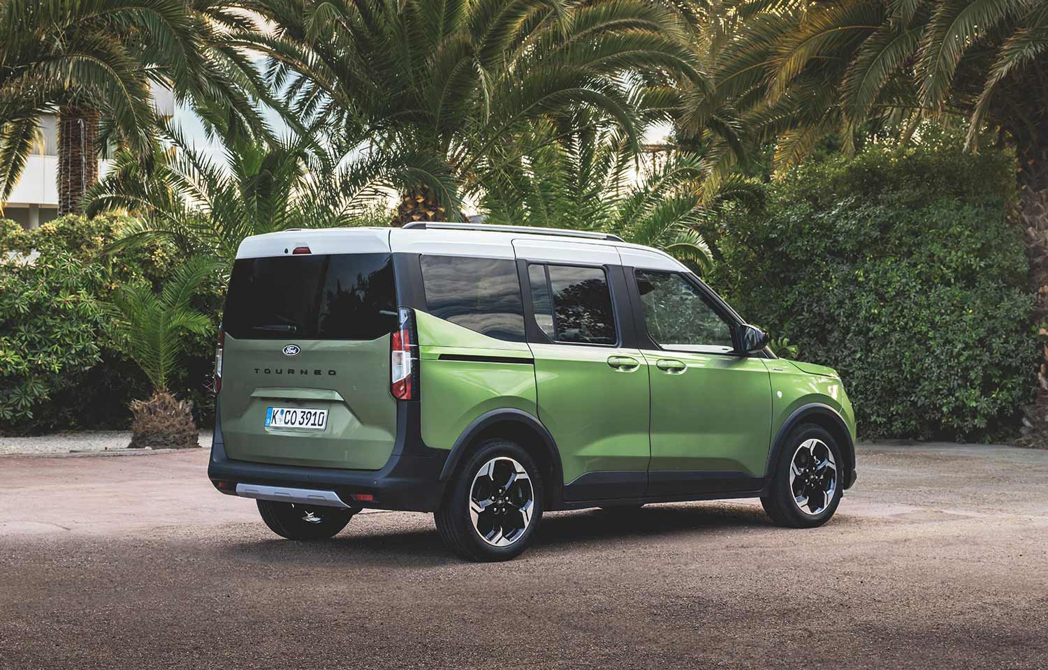 Tourneo_Courier_Bursting_Green_004-LOW