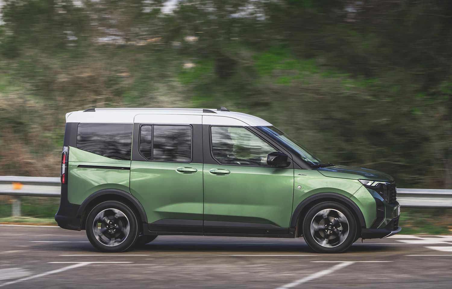 Tourneo_Courier_Bursting_Green_012-LOW