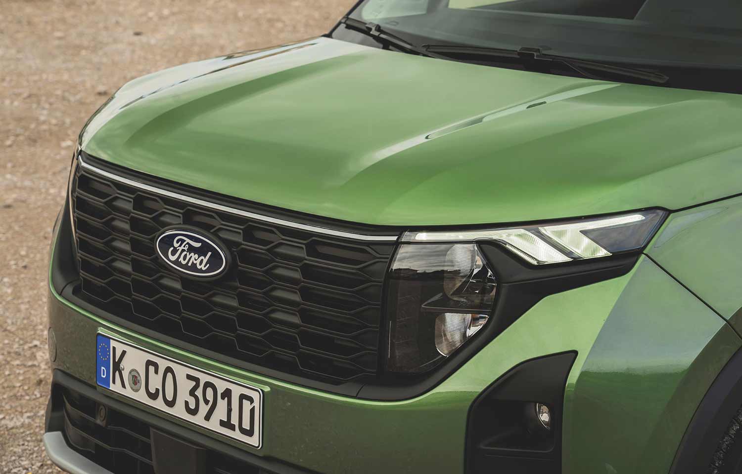 Tourneo_Courier_Bursting_Green_033-LOW
